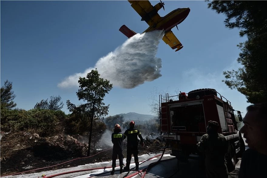 Φωτιά στο άλσος Συγγρού στο Μαρούσι – Επιχειρούν 11 οχήματα μαζί με Canadair και PZL – Τραυματίστηκε πυροσβέστης